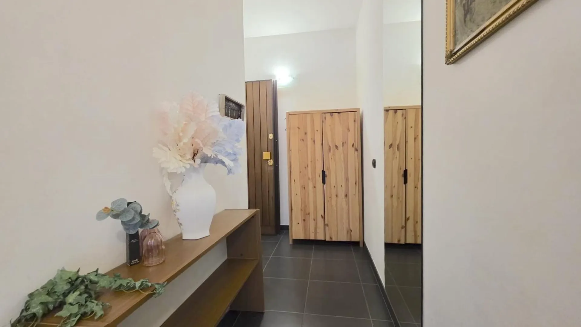 Train Station Apartment By Florence Sweet Homes 0*,